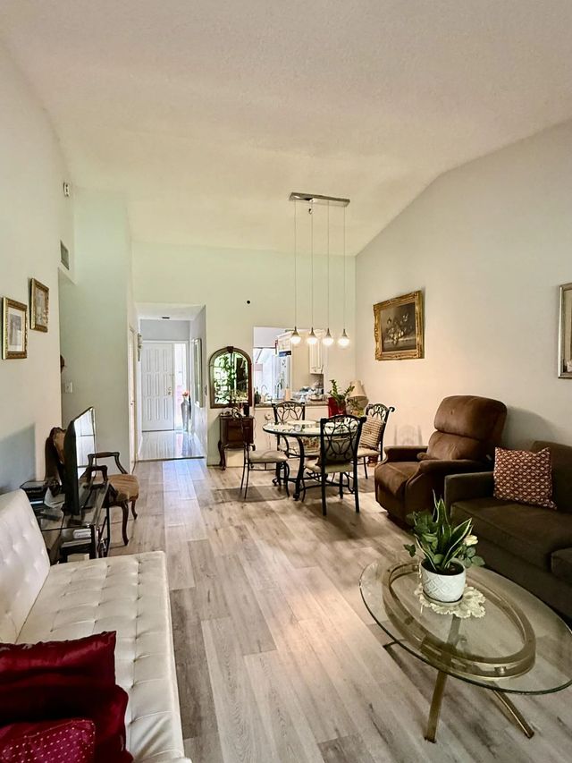 5 of 14 - 3927 Vine Tree Trail #b, Lake Worth, FL