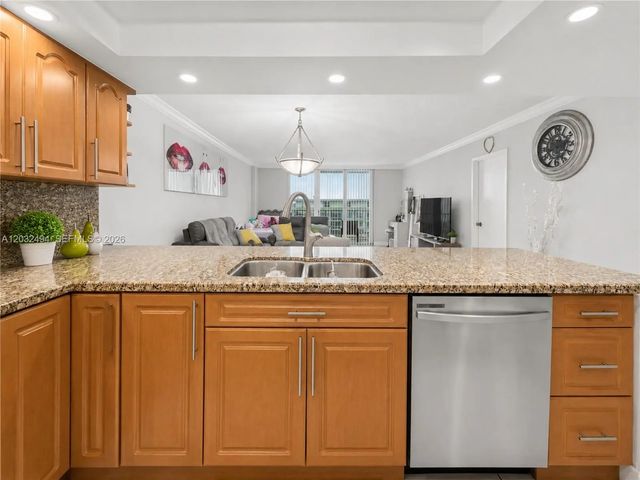 3 of 14 - 5701 Collins Avenue #1711, Miami Beach, FL