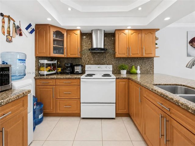 4 of 14 - 5701 Collins Avenue #1711, Miami Beach, FL