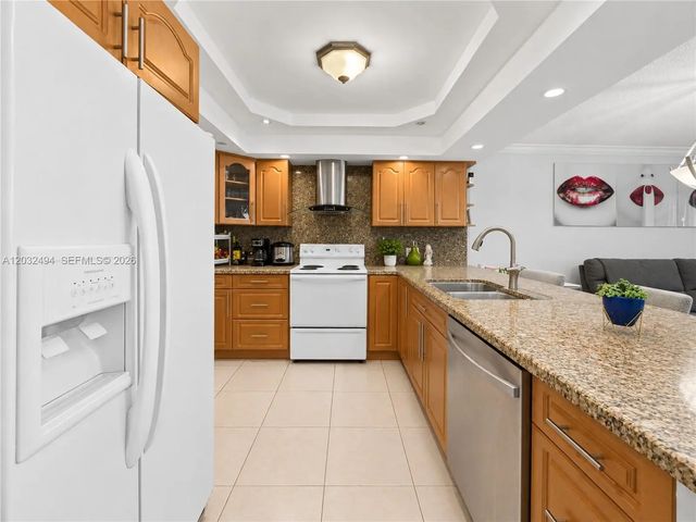 5 of 14 - 5701 Collins Avenue #1711, Miami Beach, FL