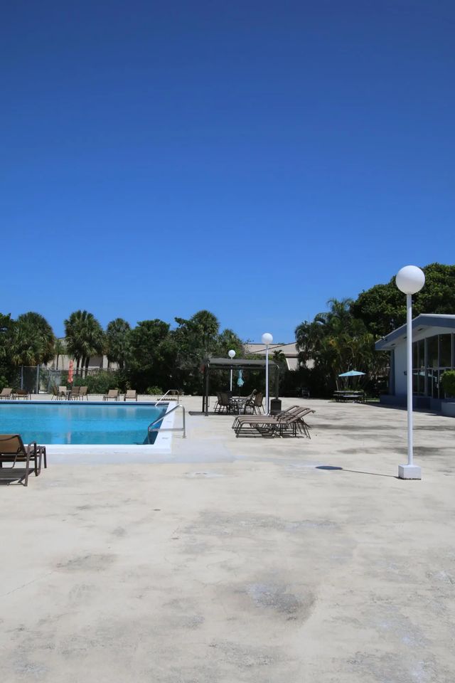 2 of 5 - 470 Executive Center Drive #3b, West Palm Beach, FL