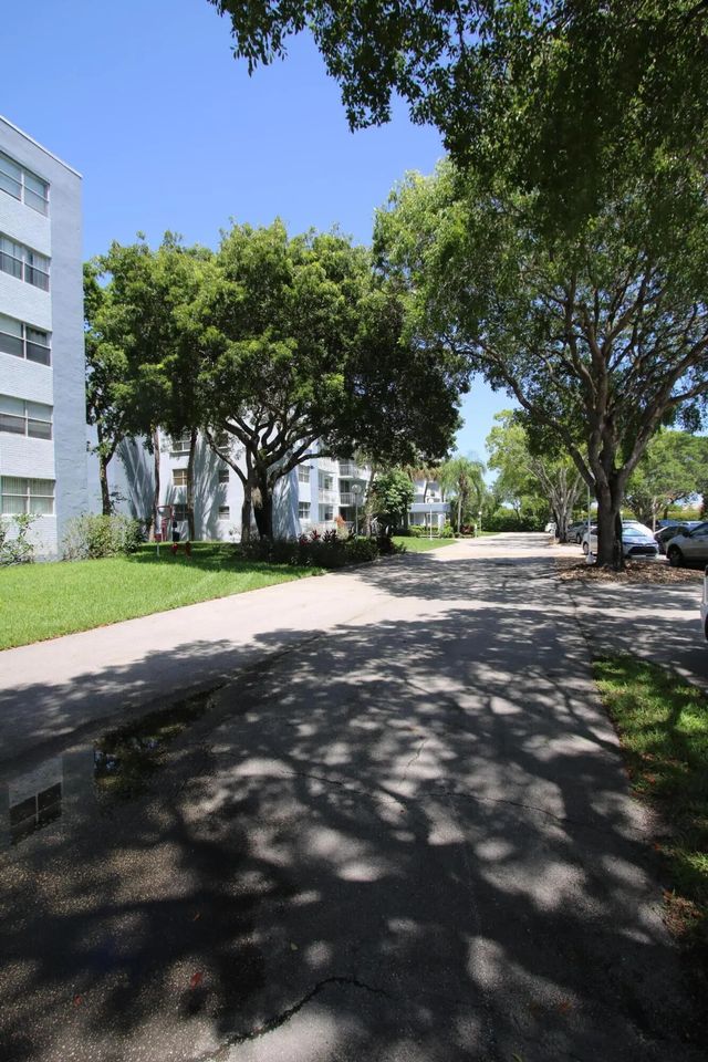 4 of 5 - 470 Executive Center Drive #3b, West Palm Beach, FL