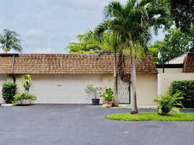18801 Oakland Hills Drive, Hialeah
