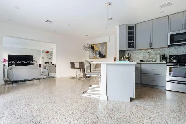 4 of 25 - 1736 Ne 17th Street, Fort Lauderdale, FL
