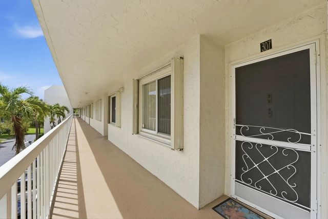3146 Via Poinciana #307, Lake Worth
