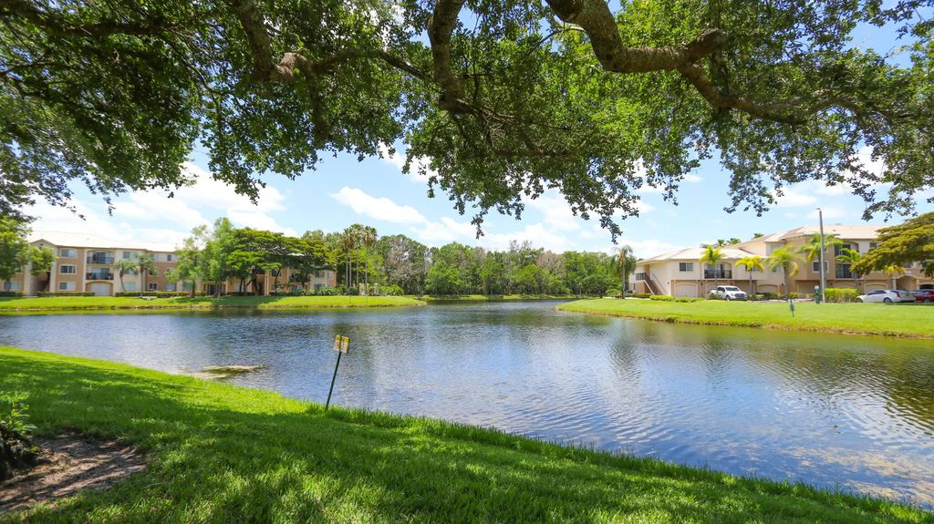 500 N Crestwood Ct Court N #502, Royal Palm Beach