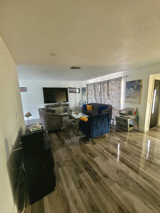 3 of 9 - 6641 Emerald Lake Drive, Miramar, FL