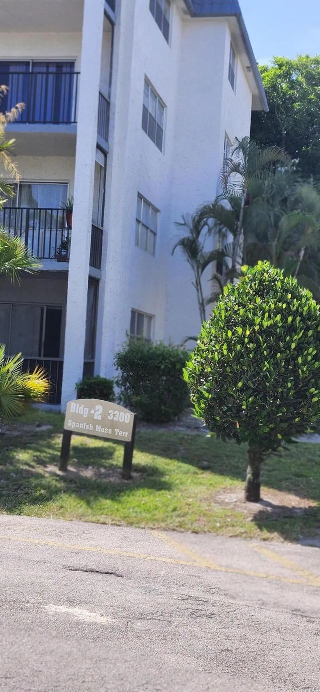 3 of 3 - 3300 Spanish Moss Terrace #402, Lauderhill, FL