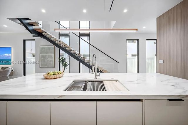 3 of 93 - 906 Ne 17th Terrace, Fort Lauderdale, FL