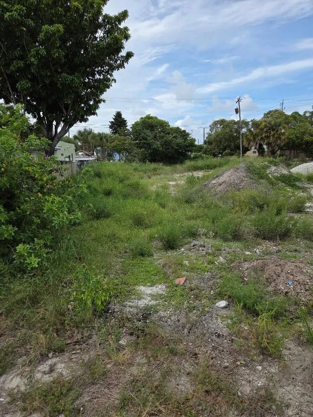 4 of 8 - 1114 W 28th Street, Riviera Beach, FL