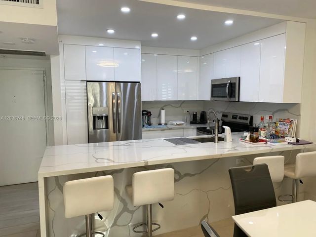 3 of 10 - 5601 Collins Avenue #622, Miami Beach, FL