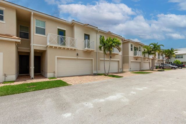2 of 34 - 63 Dogwood Court, Royal Palm Beach, FL
