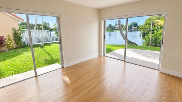 5 of 35 - 320 Sw 99th Avenue, Pembroke Pines, FL