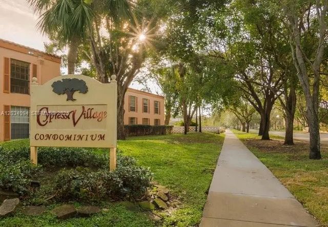 7208 Fairway Drive #i11, Miami Lakes