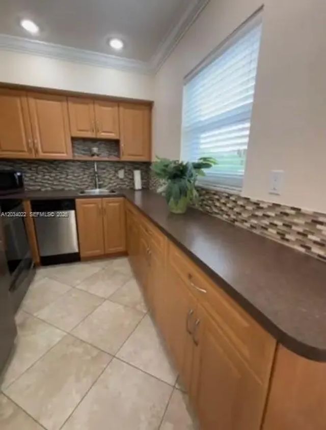 4 of 14 - 500 Layne Boulevard #20, Hallandale Beach, FL