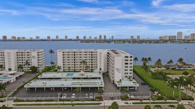 4 of 37 - 301 Lake Shore Drive #809, Lake Park, FL