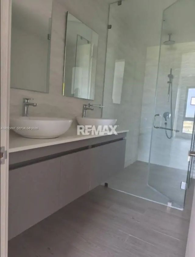 605 Vermon #605, 