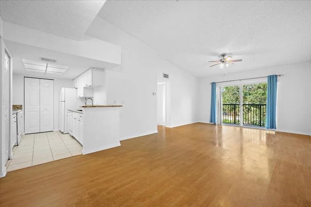 3 of 24 - 200 N Crestwood Court N #211, Royal Palm Beach, FL