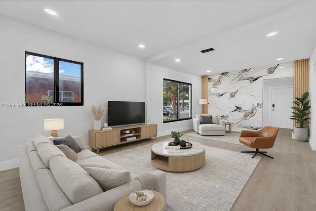 2428 Nw 28th Street, Miami