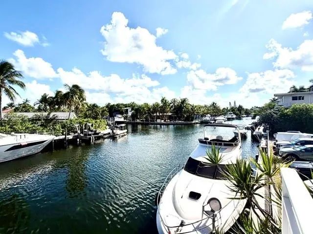 4 of 19 - 2450 Ne 135th Street #704, North Miami, FL