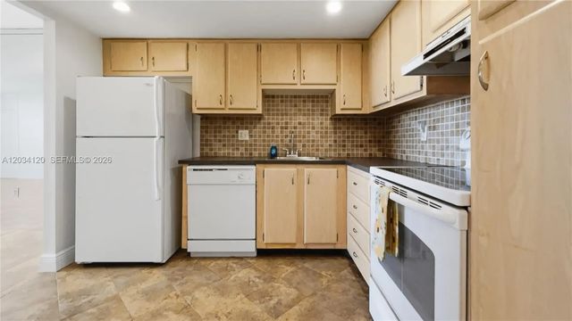 5 of 31 - 1300 Saint Charles Place #620, Pembroke Pines, FL