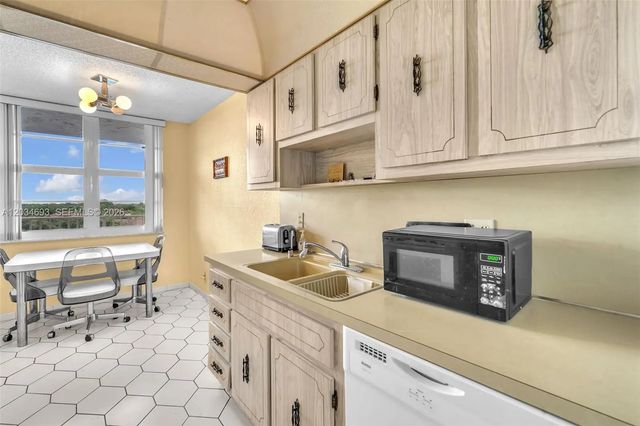 4 of 39 - 250 Jacaranda Drive #704, Plantation, FL
