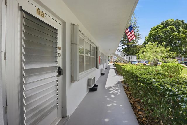 4 of 41 - 98 E Cambridge E, West Palm Beach, FL
