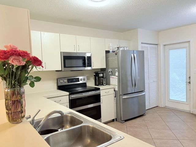 4 of 17 - 72 Fairway Lane, Royal Palm Beach, FL