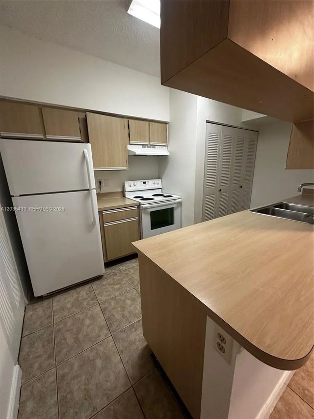 18356 Nw 68th Avenue #k, Hialeah