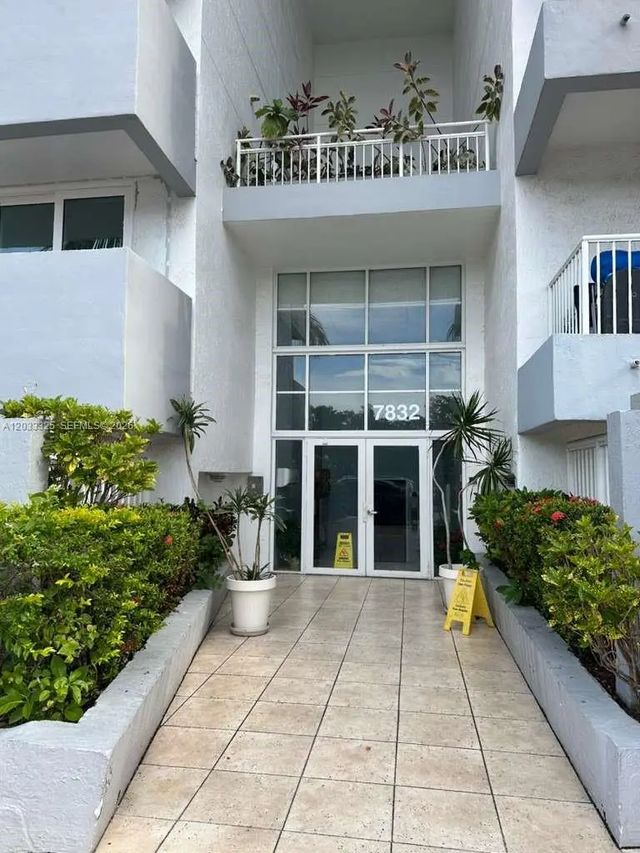 2 of 26 - 7832 Collins Avenue #406, Miami Beach, FL