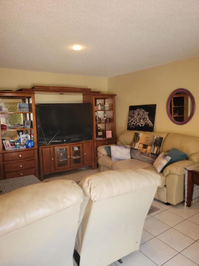 4 of 8 - 1015 Sw 11th Avenue #12k, Hallandale Beach, FL