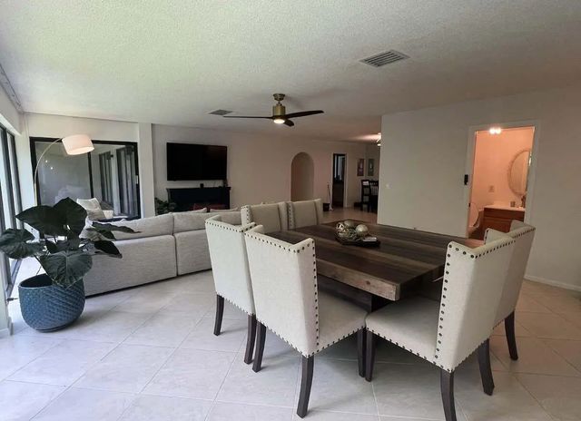 3 of 16 - 1639 Embassy Drive #202, West Palm Beach, FL