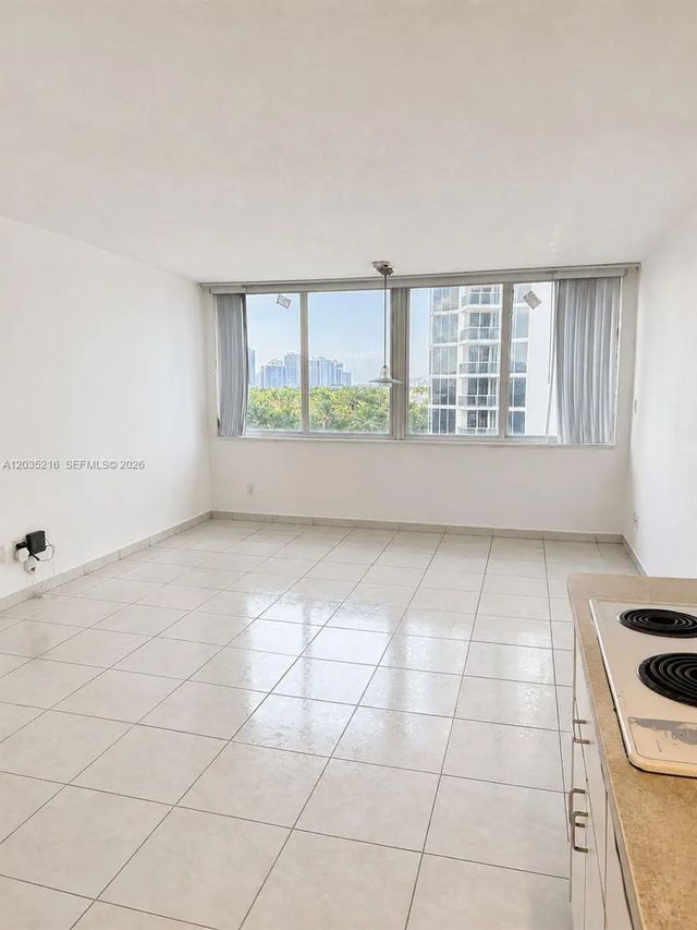 4 of 12 - 19201 Collins Avenue #527, Sunny Isles Beach, FL