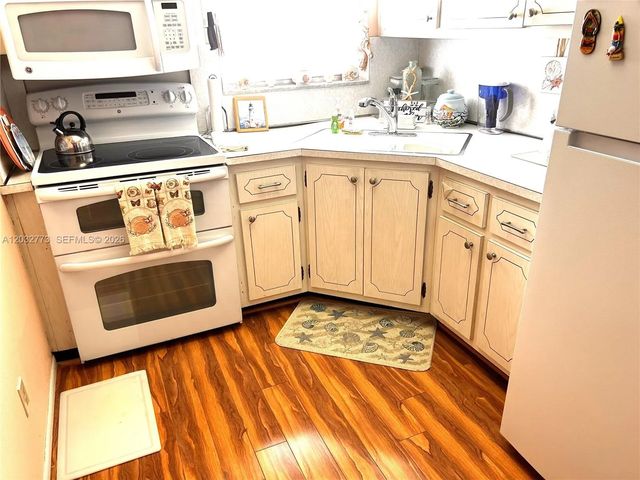 4 of 20 - 1750 Jefferson Street #303, Hollywood, FL