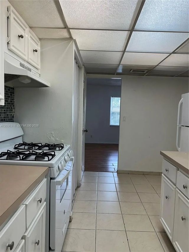 18101 Nw 68th Avenue #b201, Hialeah