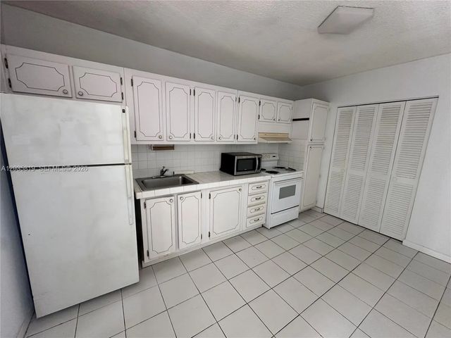 2 of 7 - 1340 Lincoln Road #309, Miami Beach, FL