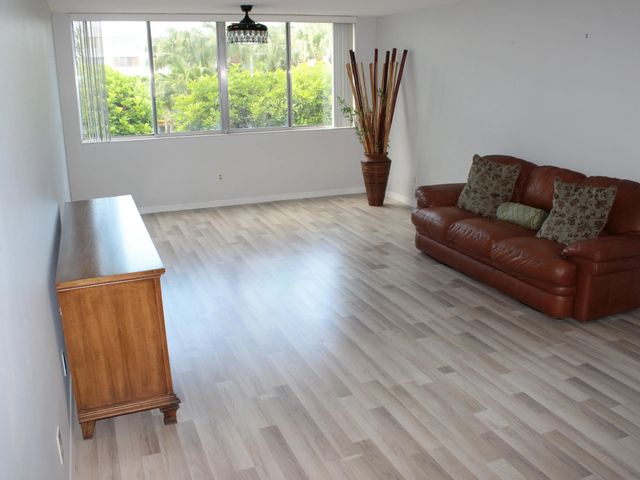 3 of 24 - 6698 N 10th Ave Avenue N #218, Lake Worth, FL