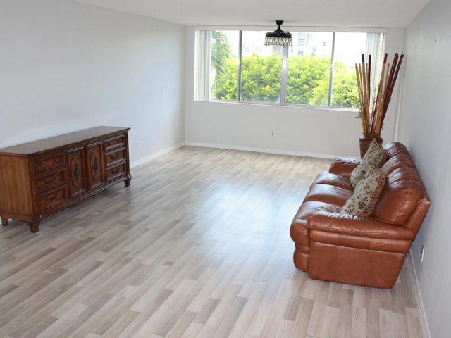 4 of 24 - 6698 N 10th Ave Avenue N #218, Lake Worth, FL