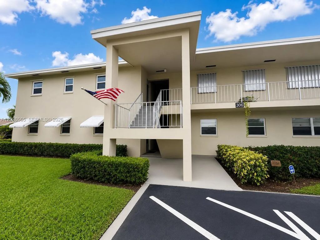 306 S Circle Drive S #104, Boynton Beach