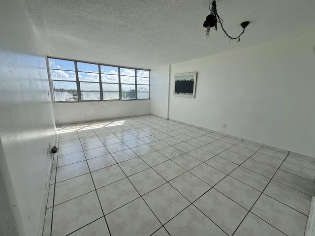 3 of 12 - 2025 Ne 164th Street #601, North Miami Beach, FL