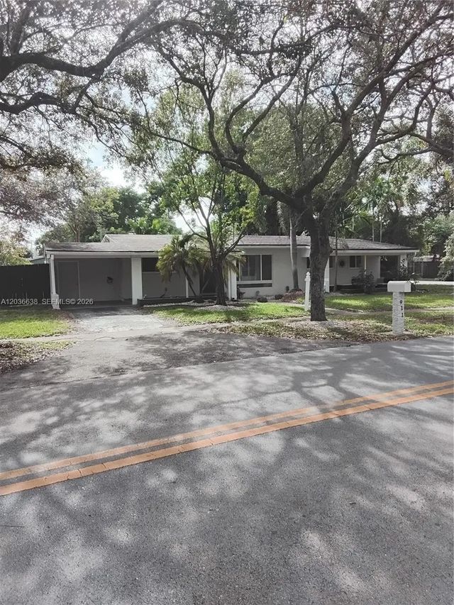 911 W Country Club Circle, Plantation