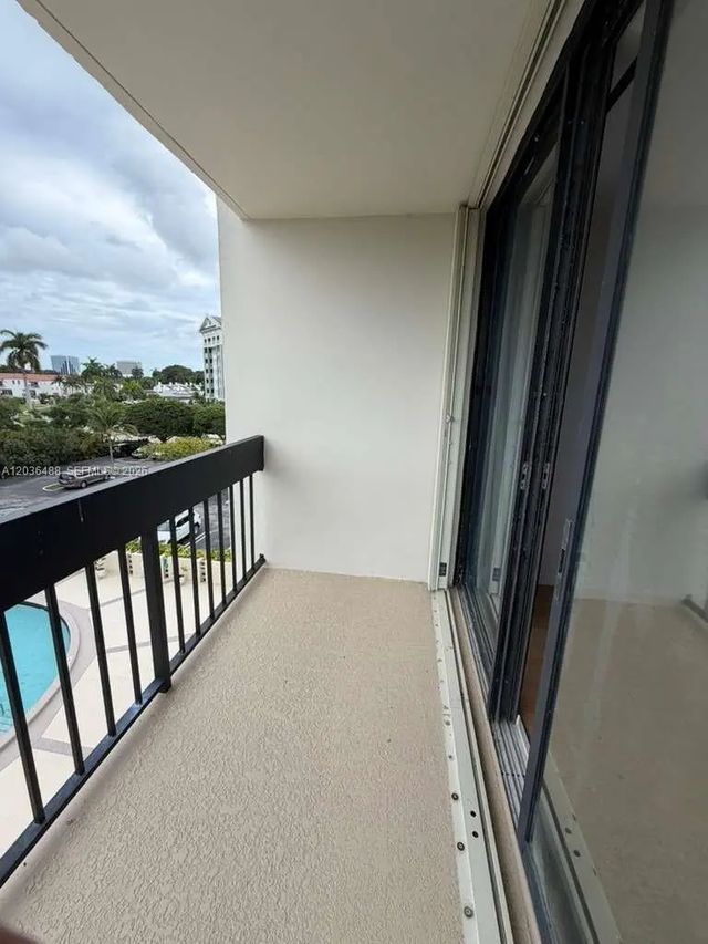 5 of 21 - 2400 Presidential Way #403, West Palm Beach, FL