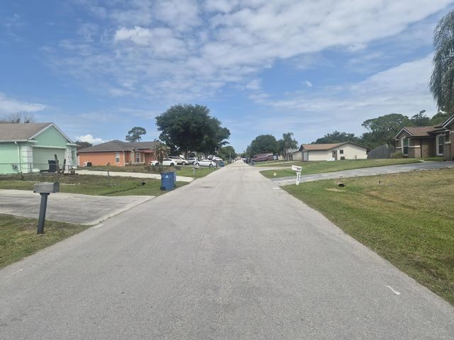 4 of 26 - 681 Nw Thuringer St Street Nw, Palm Bay, FL