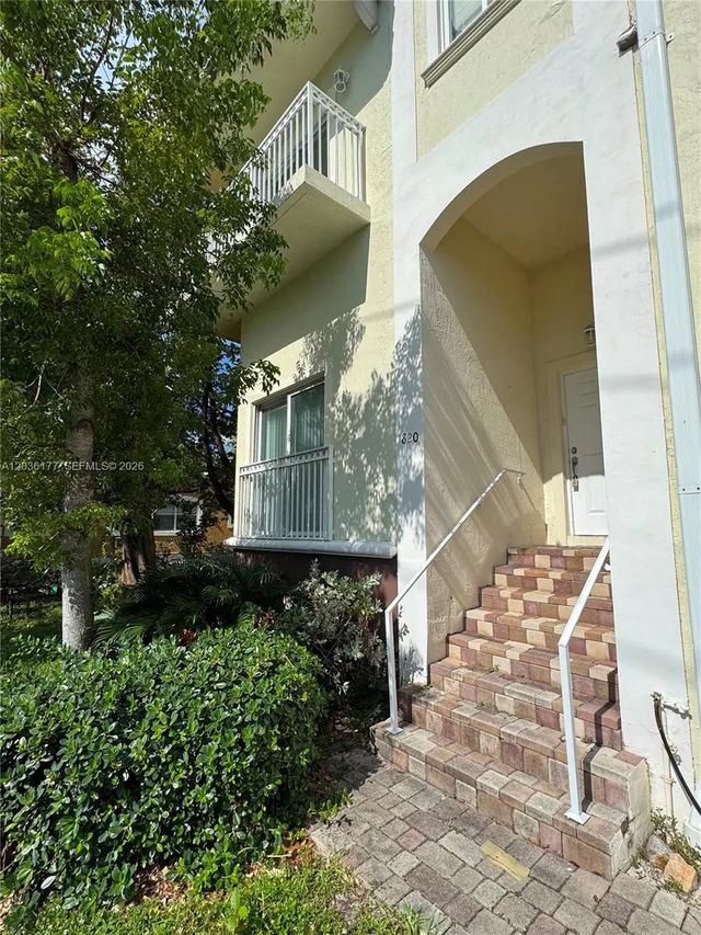 2 of 32 - 820 N 17th Avenue, Hollywood, FL
