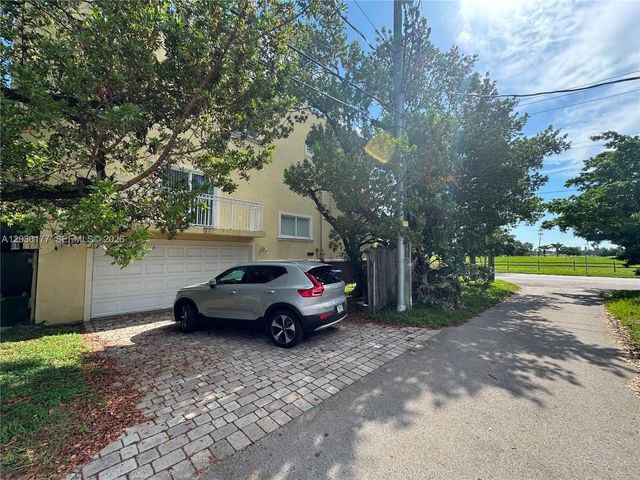 4 of 32 - 820 N 17th Avenue, Hollywood, FL