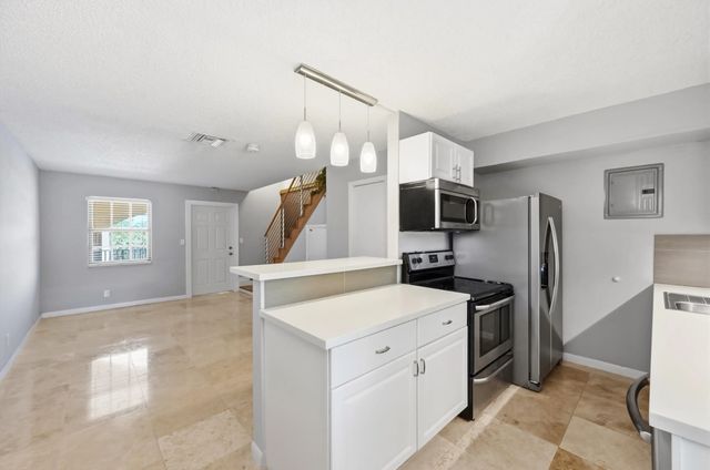 905 Ne 28th Street #206, Wilton Manors