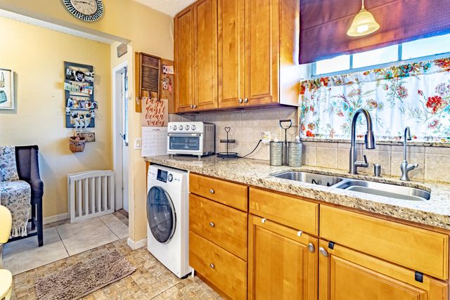 3 of 27 - 849 Salem Lane, Lake Worth, FL