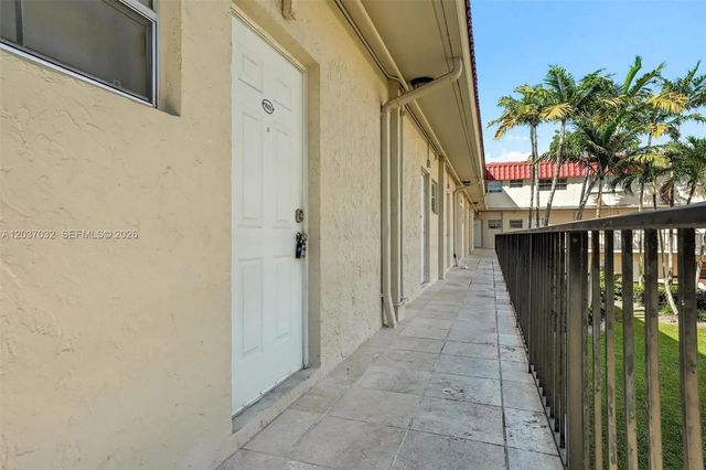 N/A, Pinecrest