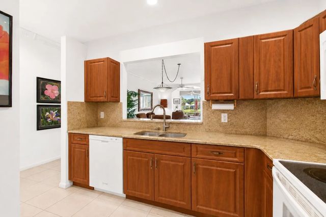 5 of 60 - 10773 Royal Caribbean Circle, Boynton Beach, FL