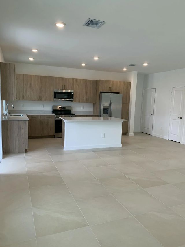 3 of 18 - 747 Se Central Parkway #43, Stuart, FL